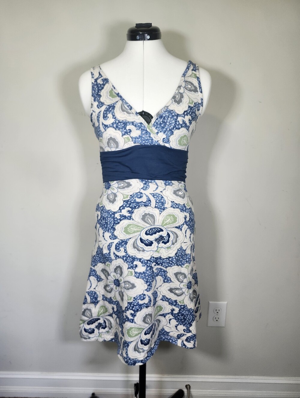 Patagonia Worn Wear Margot Blue Creme Floral V-Neck Sleeveless Midi Dress S SM